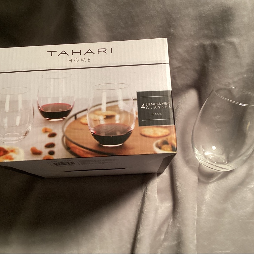 Tahari stemless set of 4 wine glasses. NIB. New in Box